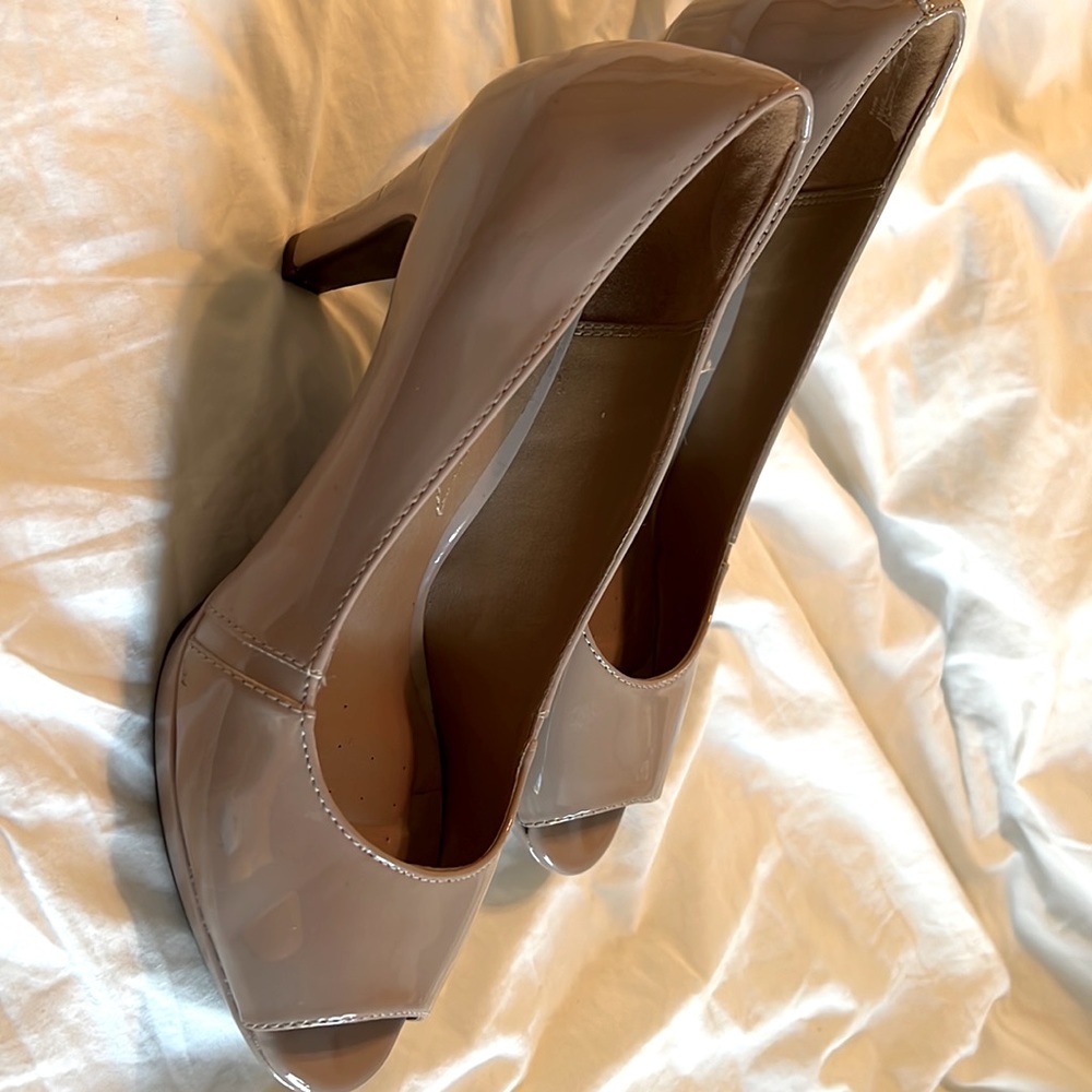 CLASSY PEEP TOE Clarks tan heels!! Sz 8.5